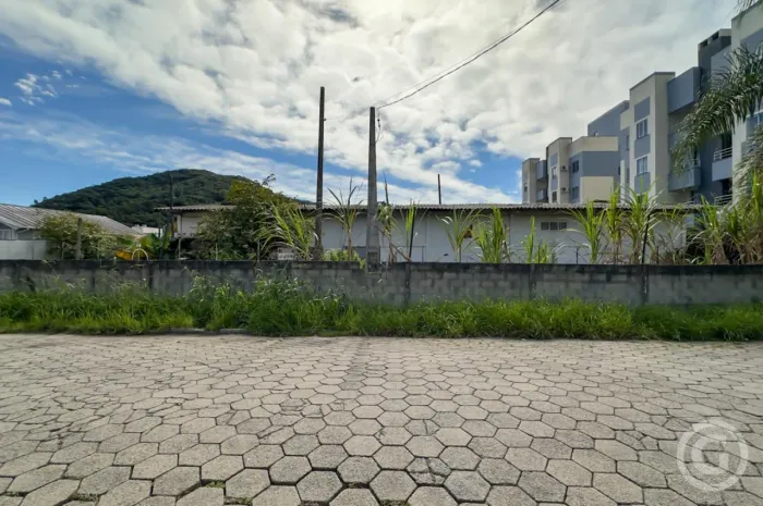 Oportunidade comercial: amplo terreno de 2.160 m² com acesso duplo