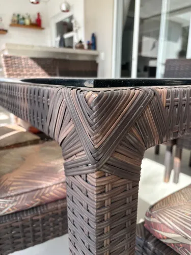 Conjunto mesa estilo ratan área gourmet