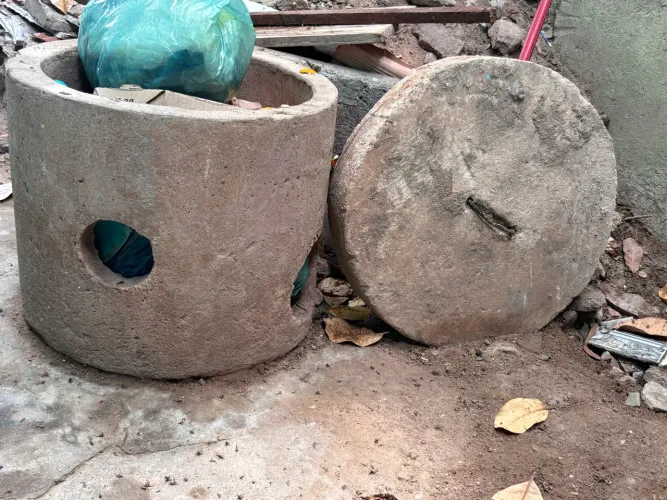 Sumidouro de esgoto de concreto.