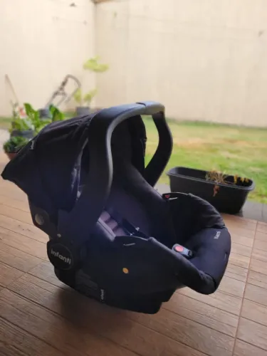 Carrinho de bebê e bebê conforto