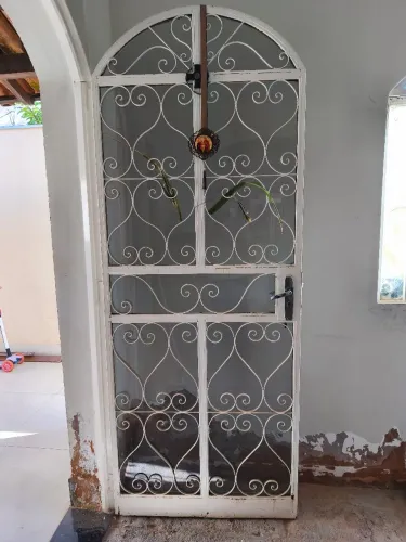 3 Portas e 5 Janelas de Ferro Antigas, com Vidro Transparente