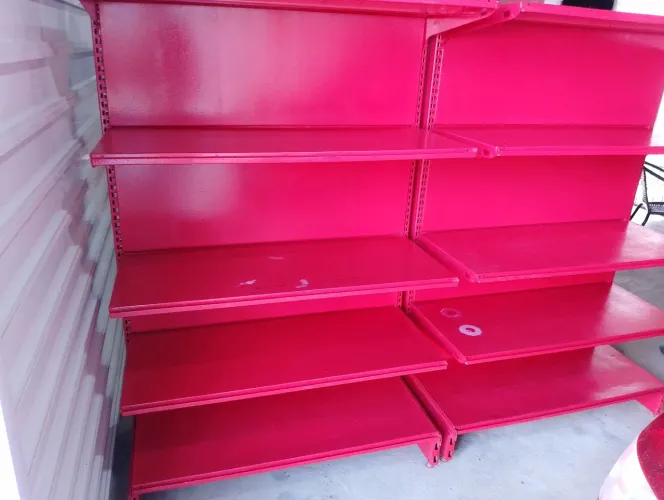 Vende se 02 prateleiras ideais pra vc organizar suas mercadorias 