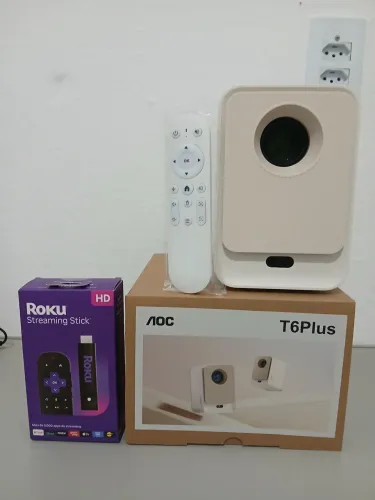 Projetor AOC T6 Plus full hd zero com stick Roku zero , seu cinema em casa completo.
