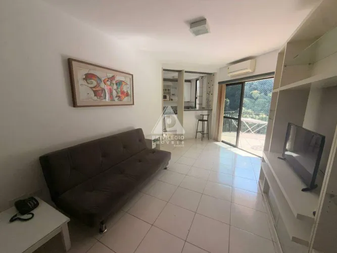 Sala e quarto com varanda, infraestrutura total e vaga de garagem em Copacabana