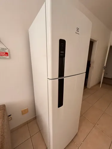 Geladeira Electrolux de apenas 2 meses de uso - Frost Free 400l - autosense Branca