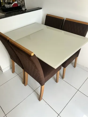 Mesa com 4 cadeiras