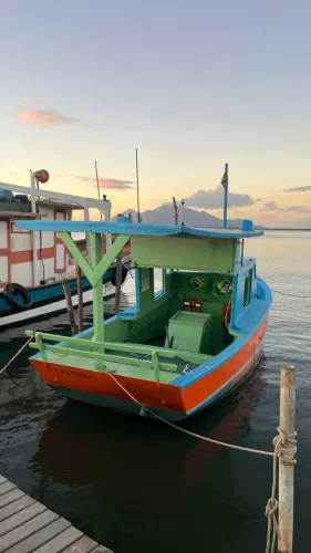 BARCO EM MADEIRA PARA RECREAÇÃO E PESCA 