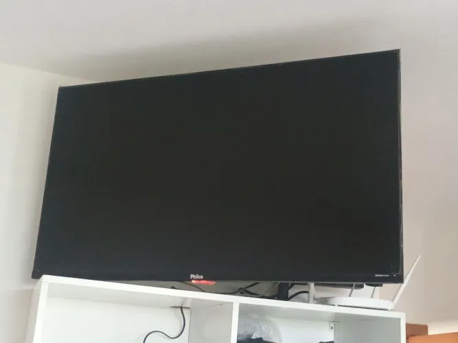 Tv Philco Roku Em Excelente Estado mais Rack de Parede