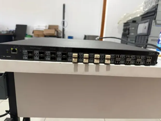 Switch IBM TotalStorage SAN24M-1 Fiber Channel - 24 Portas