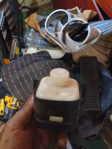 Reservatório do fluido de freio da Brasília