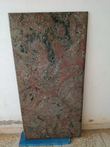 pedra de granito / colorida / usada