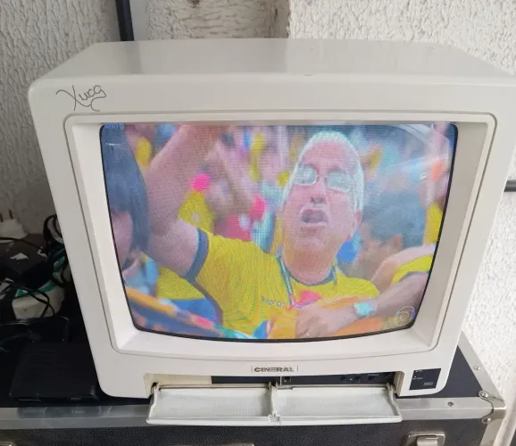 Vendo TV Cineral TC 1411 Xuxa é um clássico televisor de tubo (CRT) de 14 polegadas. LEIA.
