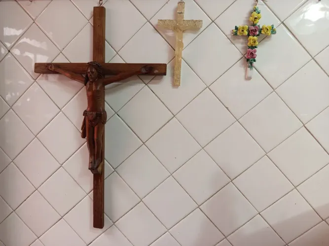 3 crucifixos variados: louça,resina e madeira. Visite meu perfil,+ itens a venda 