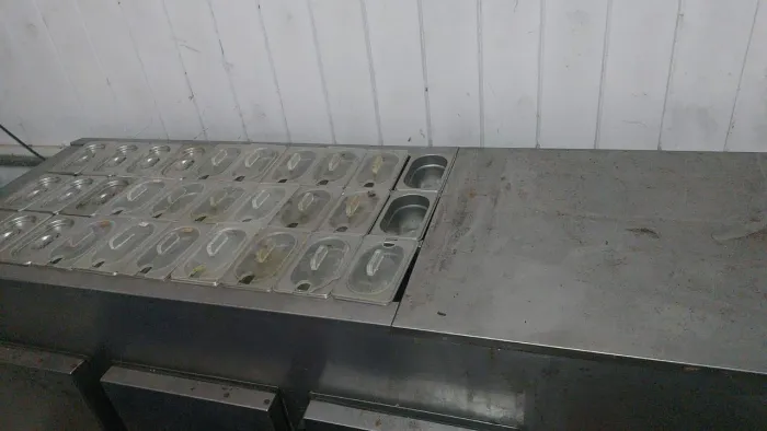Balcão de Preparo Refrigerado em Aço Inox (Pista de Recheios)