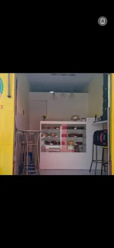 Vitrine de exposição com balcão, gavetas cofre e prateleiras.