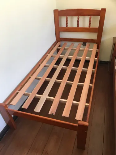 Vendo cama de solteiro semi-nova s/colchão 220,00