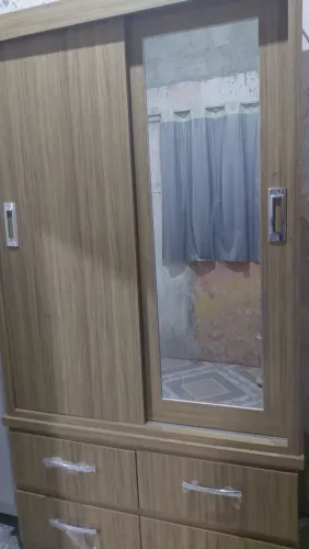 Guarda roupa de duas portas e 4 gavetas