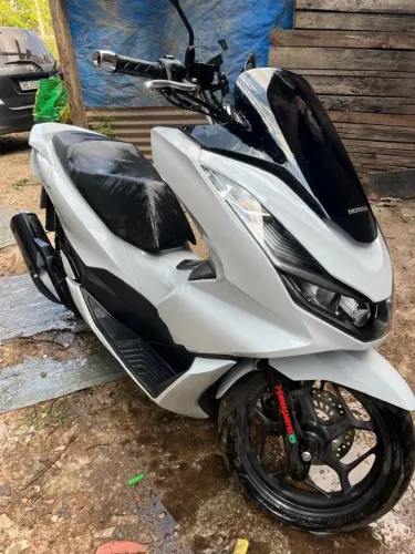 Vendo moto PCX 2025, novinha poucos km rodados, manutenção em dia, só pegar e rodar.