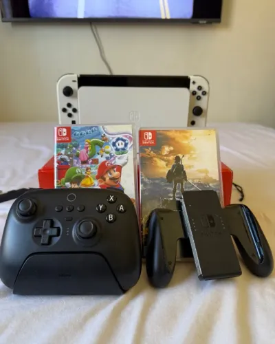 Nintendo Switch OLED + Zelda + Mario Wonder + 8BitDo + Case