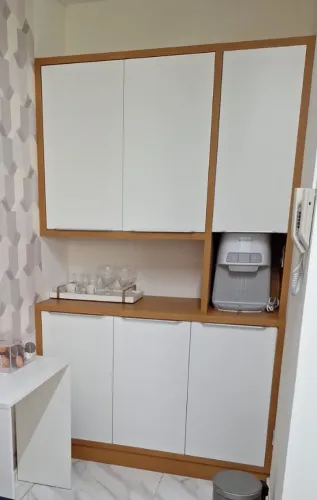 Móvel de café com espaço para galão de água