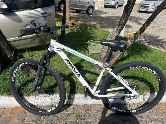 Bicicleta RAVA Branca em excelente estado