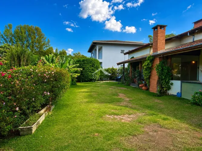 Casa a venda para revitalização ou desdobro em condomínio fechado em Atibaia