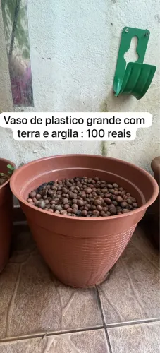 Vaso de planta grande com terra