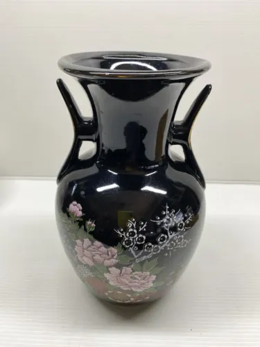 Vaso possivelmente de origem japonesa de porcelana preta com acabamento dourado