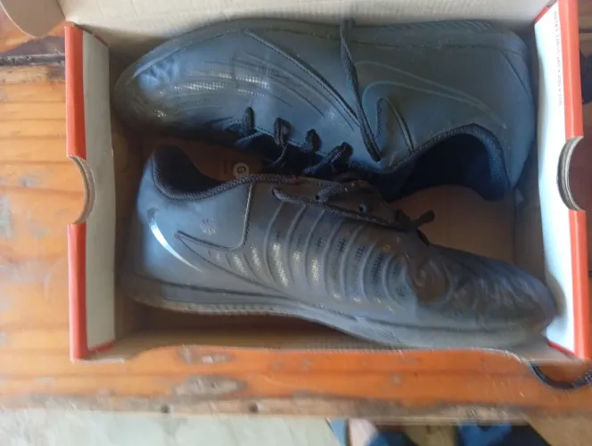 Vendo chuteira Nike mercurial em excelente estado, vendendo pq ficou apertada em meu pé.