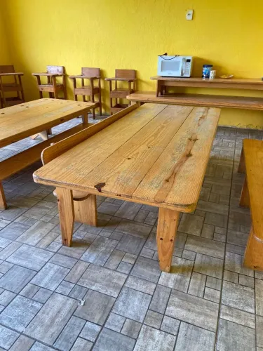 Mesa de refeitório infantil em pinus tratadoo