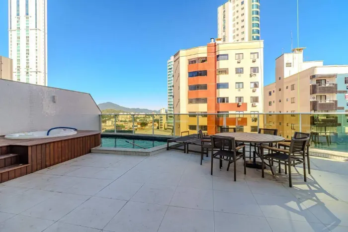 Apartamento com piscina à venda no centro de Balneário Camboriú