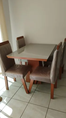 Vendo Mesa de jantar com 4 cadeiras