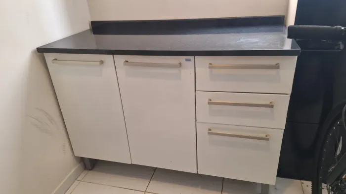 Armario de ferro com balcão 3 portas, 2 gavetas