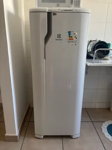 Geladeira Electrolux RE31 240L Branca - Excelente Estado