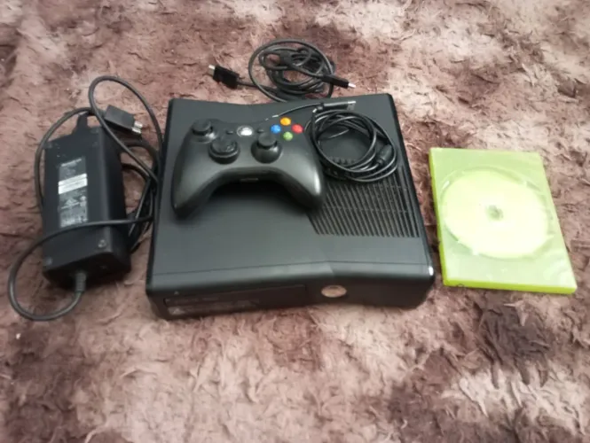 Xbox 360S não liga(com defeito)+cabos+ jogo Minecraft+ Controle