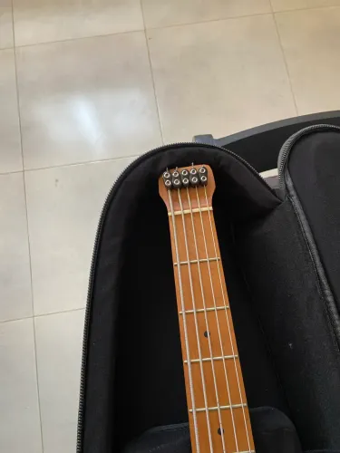 Baixo headless 5c