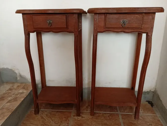 Mesinhas de cabeceira madeira maciça medindo 0,73 x 0,,44 x 0,23