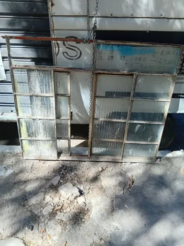 Vitro de ferro. um vidro esta quebrado!
