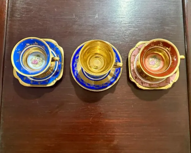 Trio de Xícaras Porcelana Luiz XV Anos 1960 - Cena Galante com Ouro