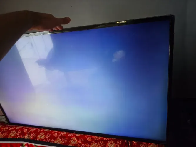 TV defeito, tela preta, acende a luz de fundo, não tem imagem, só o som.