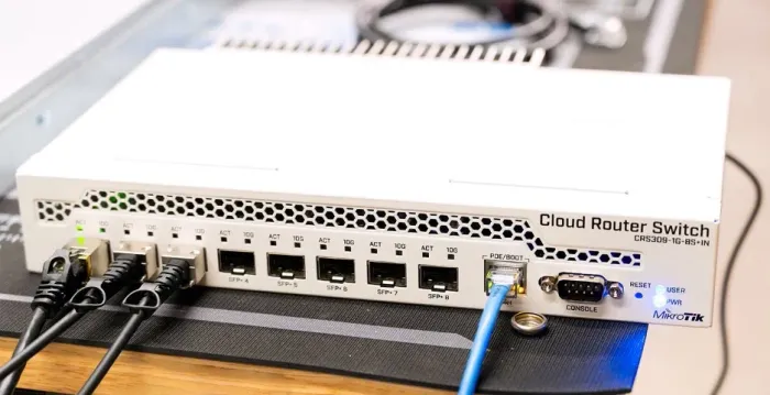 Mikrotik CRS309 com porta de 1G e 8 portas SFP+ para rede confiável