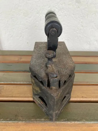 FERRO DE PASSAR ANTIGO CARVAO FEITO DE FERRO FUNDIDO