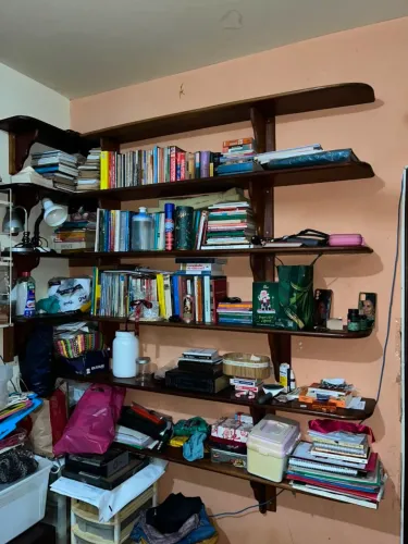 Vende-se estante formada por prateleiras em mogno