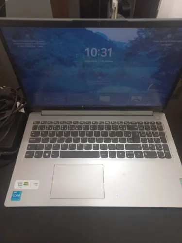 Notebook Lenovo, com 2 Meses de Uso, Sem Risco na Carcaça