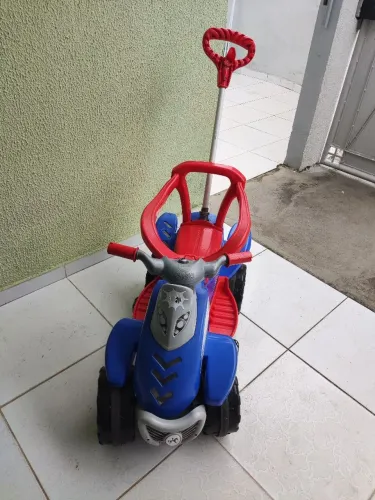 Carrinho de passeio infantil com pedal