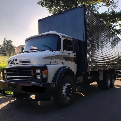 Caminhão Mercedes truck baú