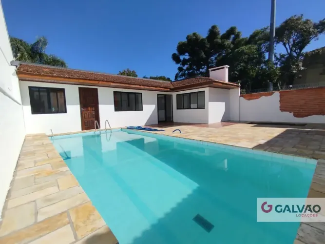Excelente casa térrea no São Lourenço, com piscina.