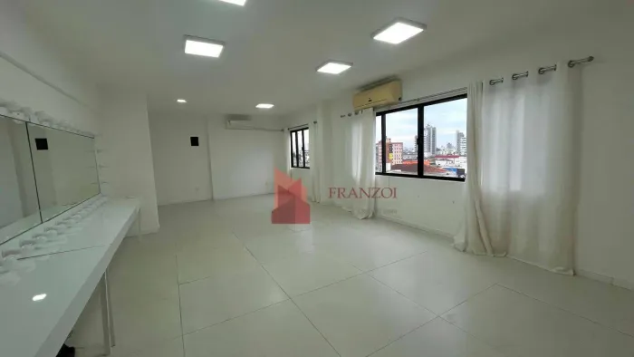 LOCAÇÃO- Sala Comercial em piso superior com 57m2 no Centro de Itajaí, SC.