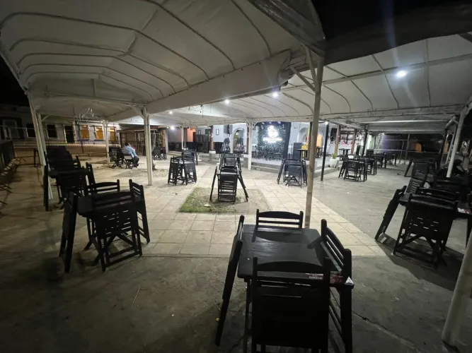 Conjunto mesa e cadeiras 