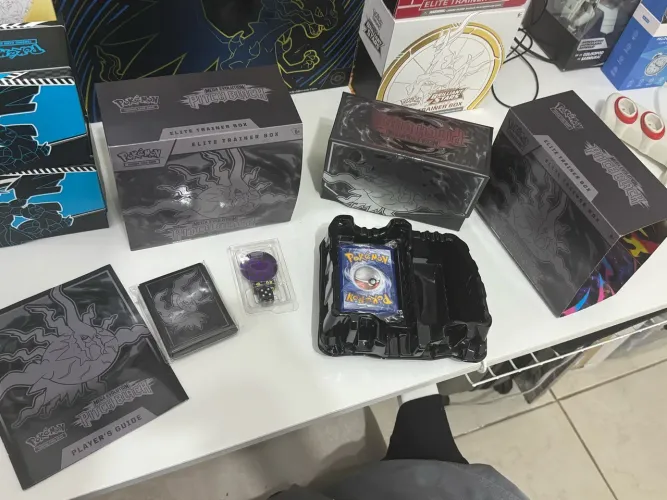 Caixa etb pitch black Pokémon TCG com sleeves, moeda e dados